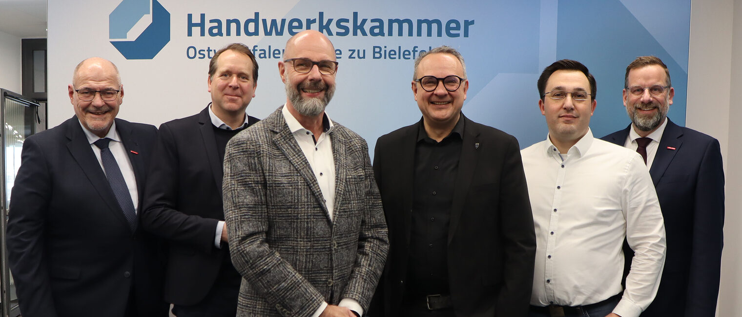 Vertreter der Stadt Lemgo und der Handwerkskammer beim Foto. 