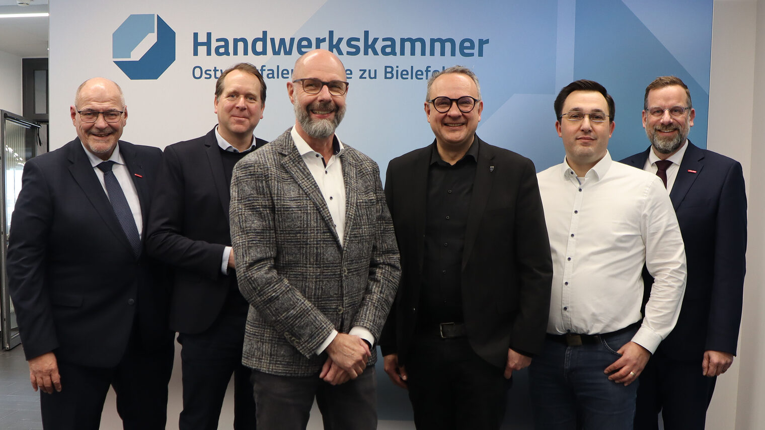 Vertreter der Stadt Lemgo und der Handwerkskammer beim Foto. 