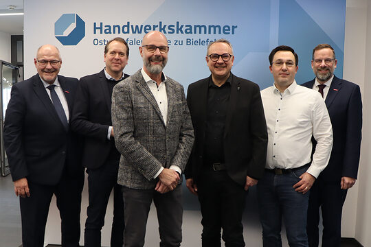 Vertreter der Stadt Lemgo und der Handwerkskammer beim Foto. 