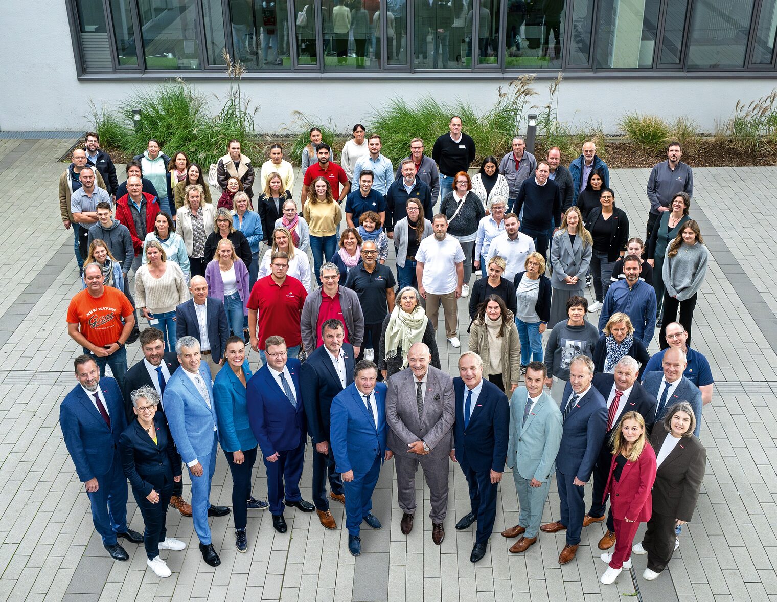 Hier sind der Vorstand und einige Mitarbeitenden der Handwerkskammer OWL zu sehen. 