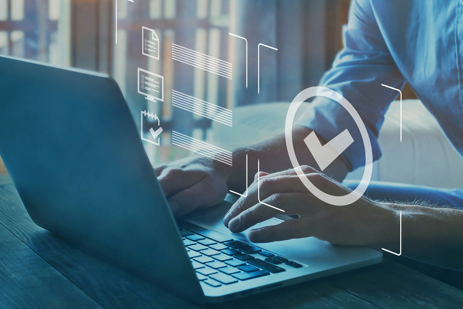 Mann tippt auf Notebook Tastatur.