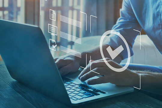 Mann tippt auf Notebook Tastatur.