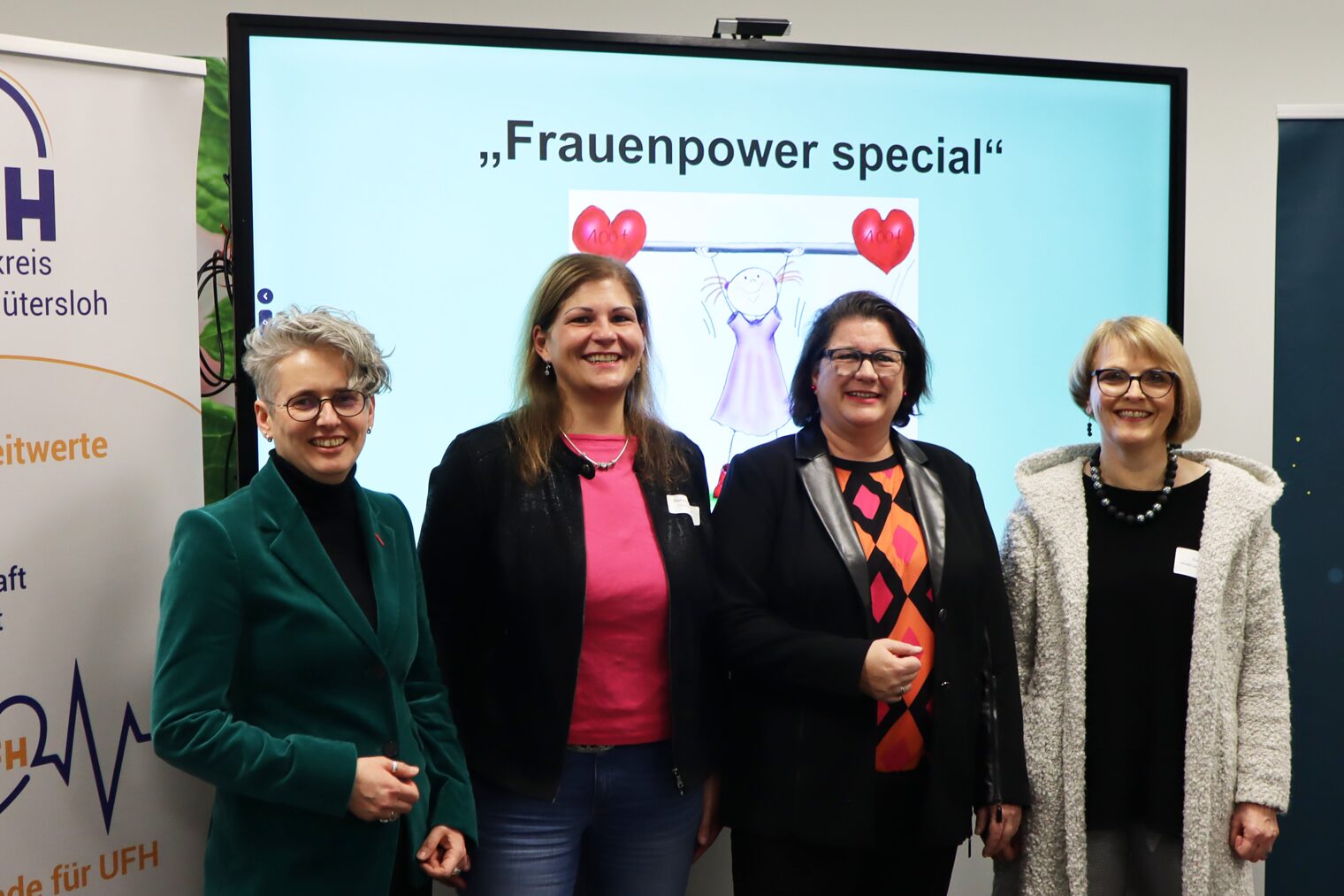 Frauen vor einem Bildschirm. 