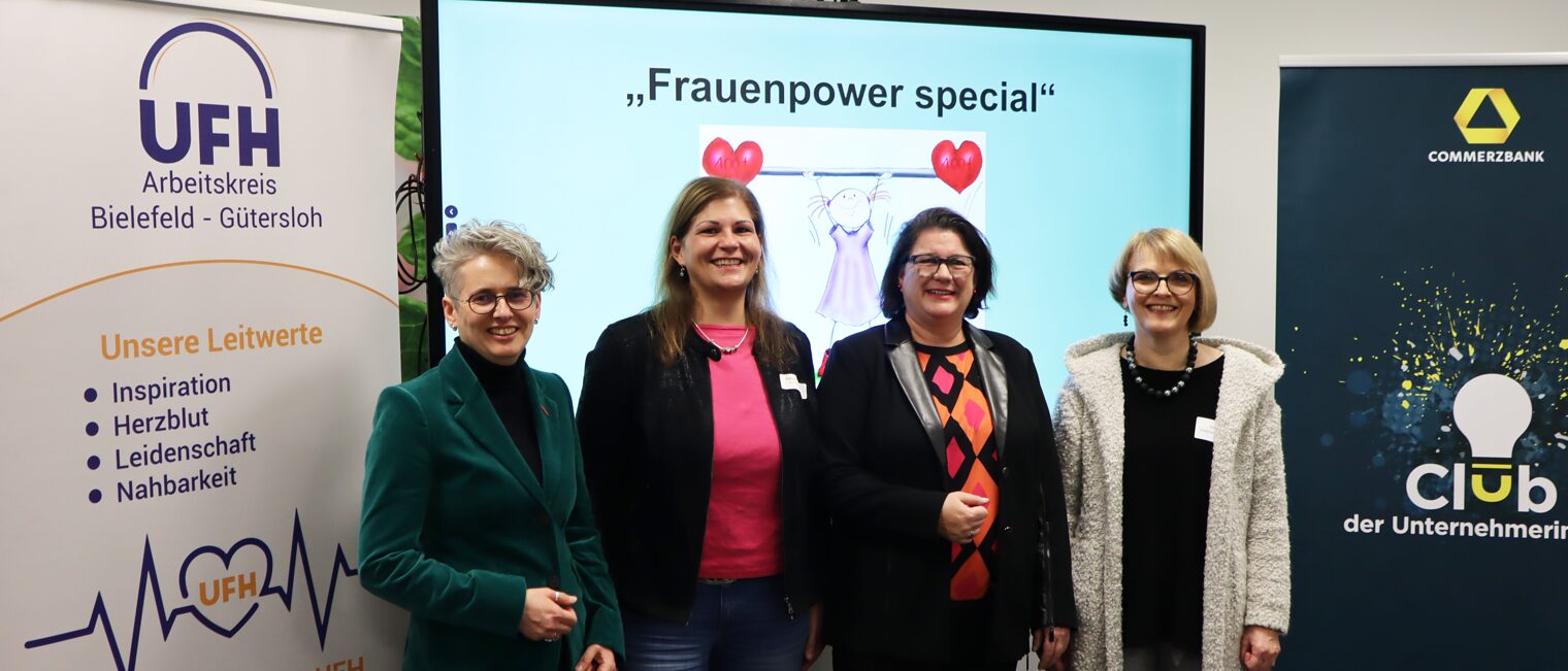 Frauen vor einem Bildschirm. 