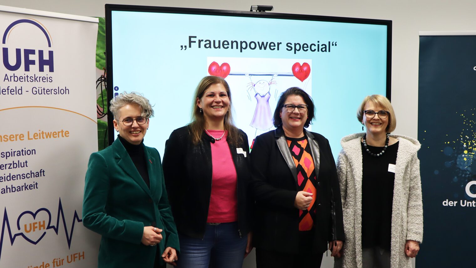 Frauen vor einem Bildschirm. 