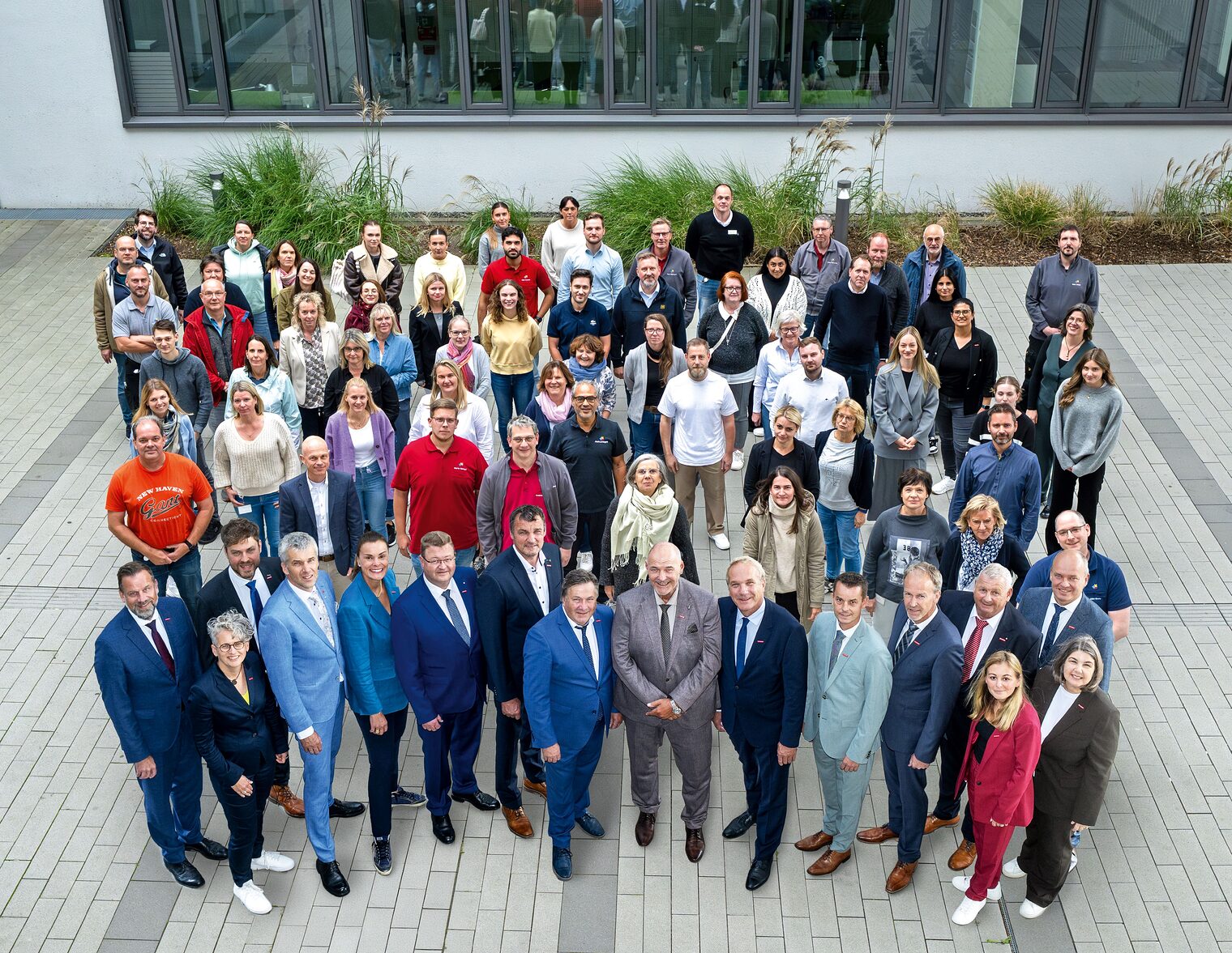 Belegschaft und Vorstand der Handwerkskammer