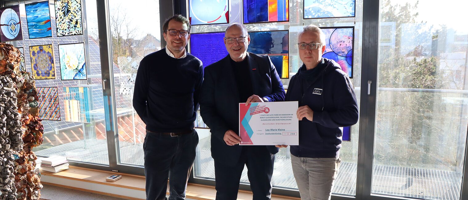 Jan Peters, Peter Eul und Markus Kleine, Leiter Restaurierungsabteilung vor den Kunstwerken in der Glasmalerei Peters 