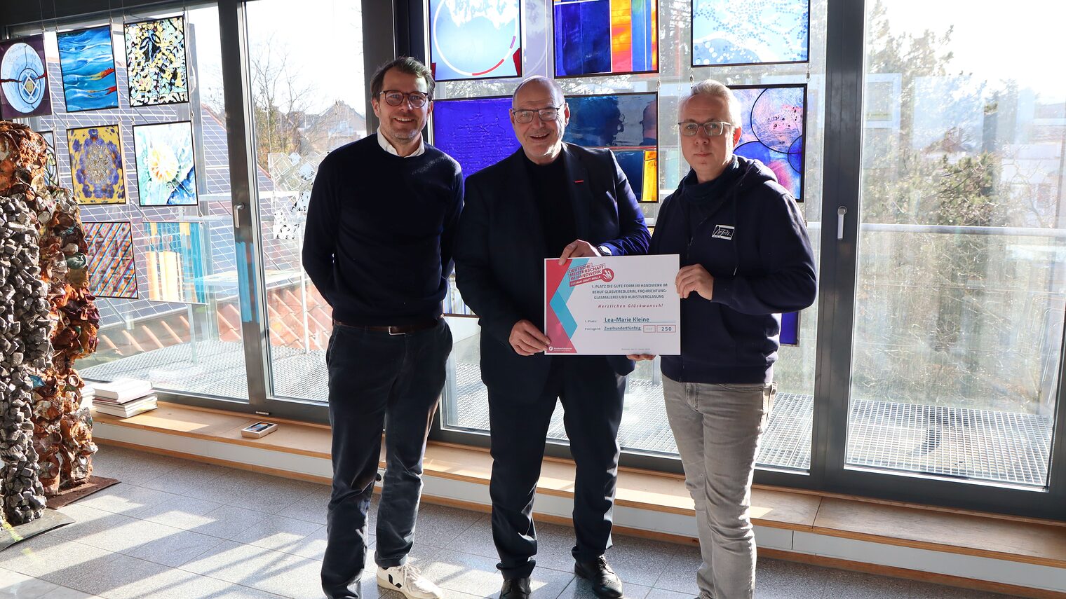 Jan Peters, Peter Eul und Markus Kleine, Leiter Restaurierungsabteilung vor den Kunstwerken in der Glasmalerei Peters 