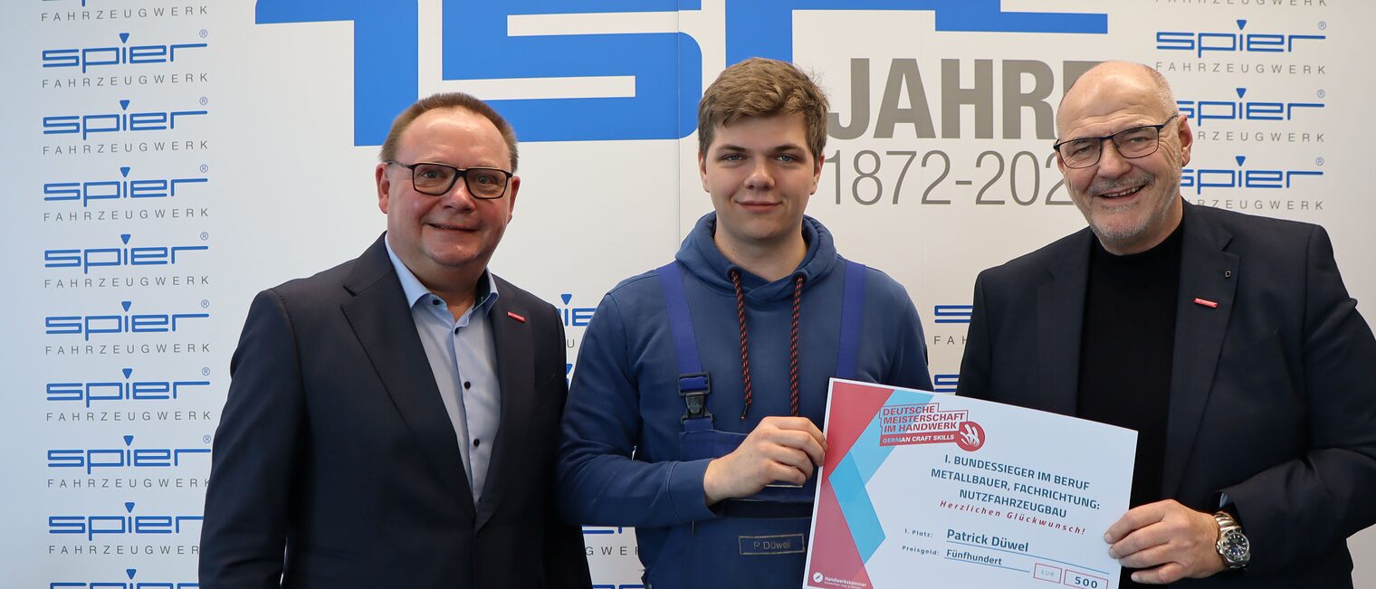 Jürgen Spier, Patrick Düwel, Bundessieger der "Deutschen Meisterschaft im Handwerk" und Kammerpräsident Peter Eul