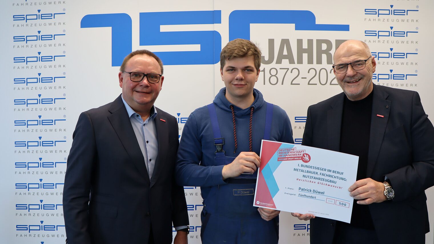 Jürgen Spier, Patrick Düwel, Bundessieger der "Deutschen Meisterschaft im Handwerk" und Kammerpräsident Peter Eul
