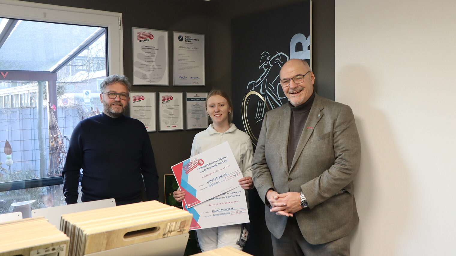  Christian Frings (von links), Bundessiegerin Isabell Masannek und Kammerpräsident Peter Eul 