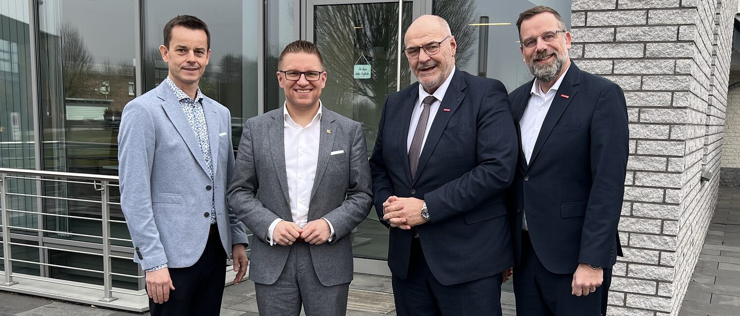 Michael Hauphoff, Geschäftsführer der Josef HauphoffOWL, Robin Rieksneuwöhner,tPeter Eul und Dr. Jens Prager, 