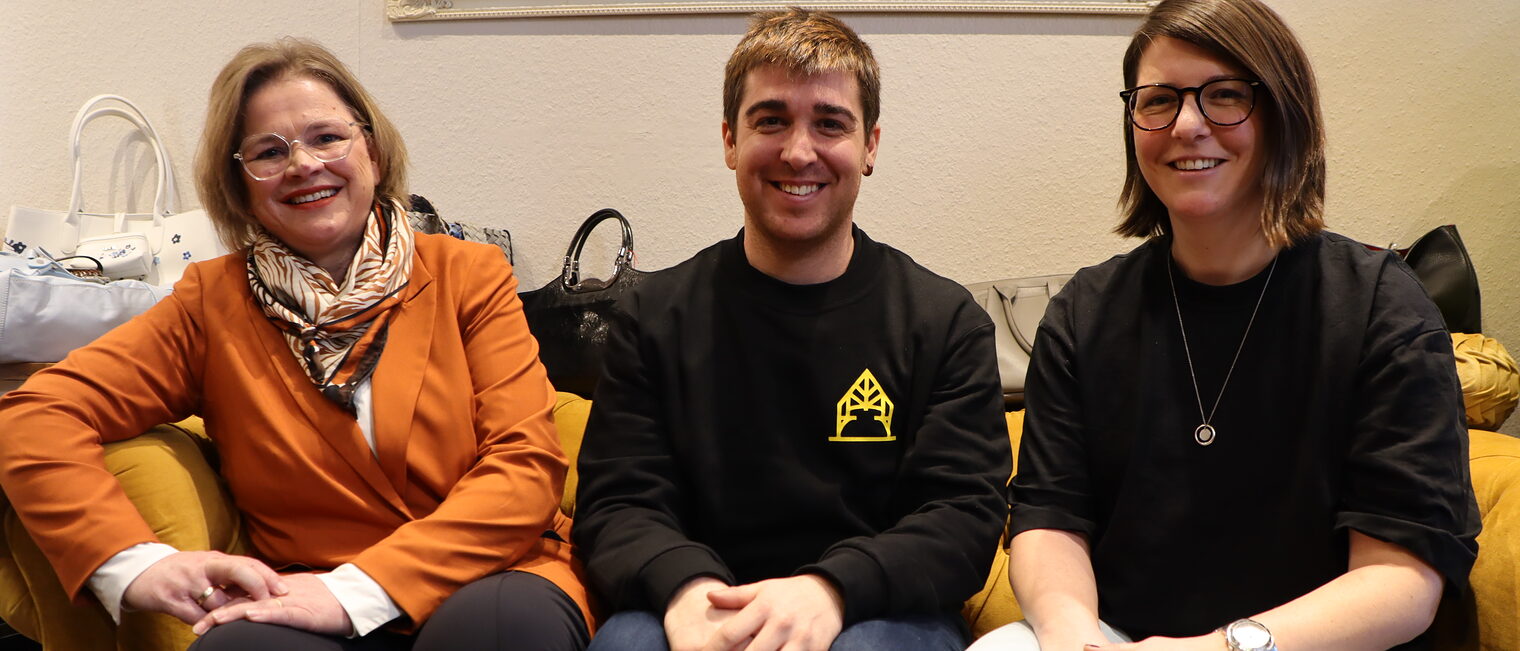 Die Gründer Britta Bohle, Josep Planell und Elena Köhler auf einem Sofa.