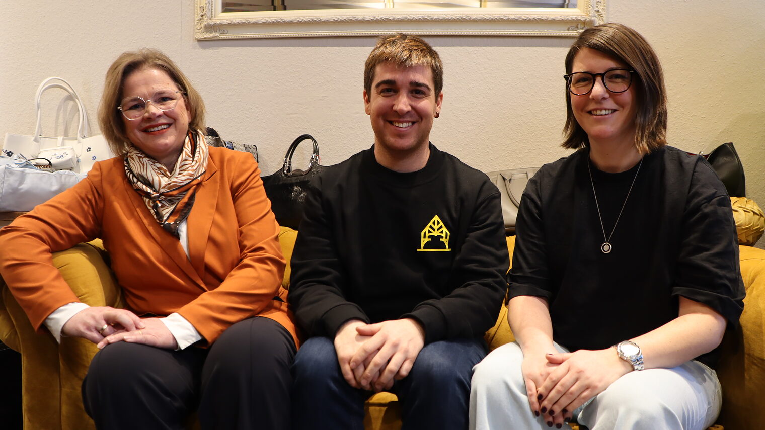 Die Gründer Britta Bohle, Josep Planell und Elena Köhler auf einem Sofa.