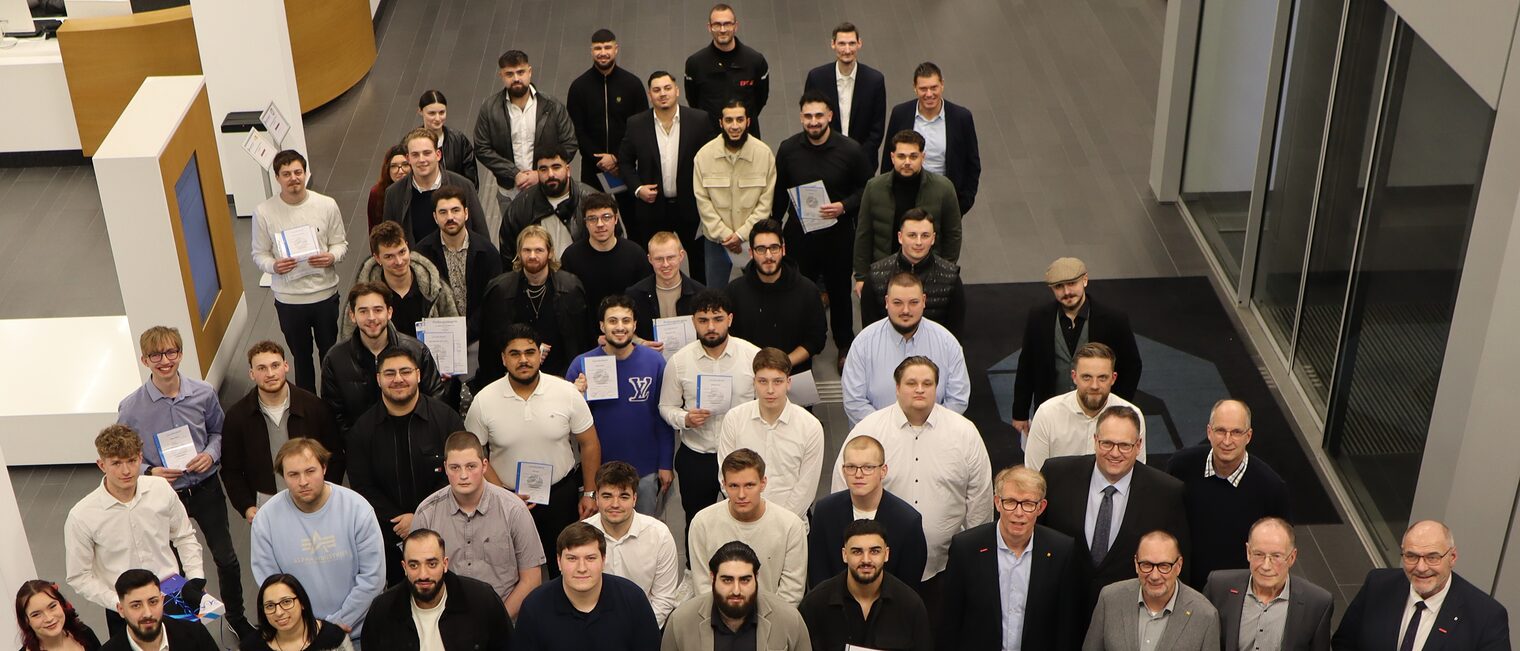 Gesellen freuen sich im Foyer.