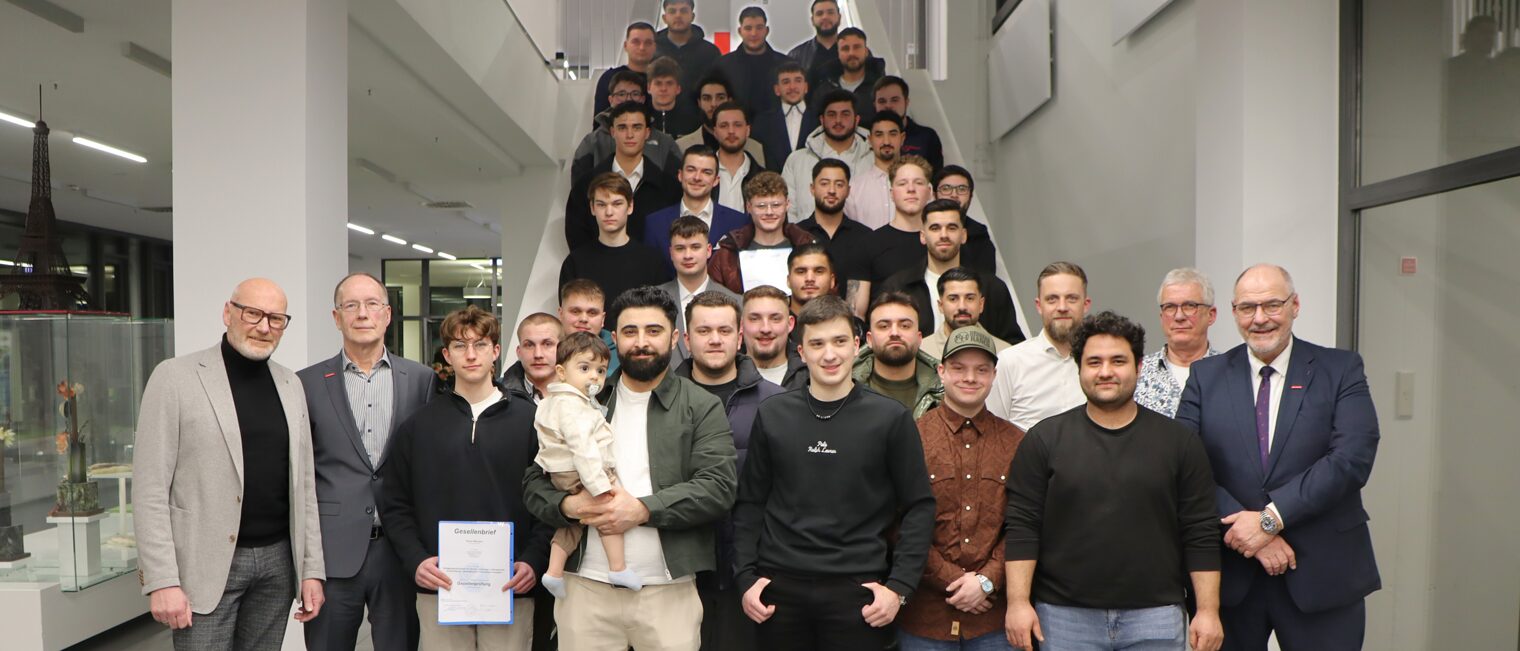 Gesellen freuen sich bei der Freisprechung. 