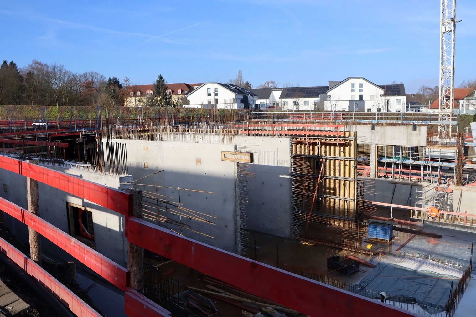 Beim Neubau am Campus Handwerk ist der Rohbau in vollem Gange. Die Wände des Kellergeschosses entstehen gerade.