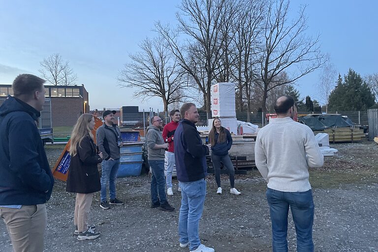 Handwerksjunior*innen auf dem Werksgelände