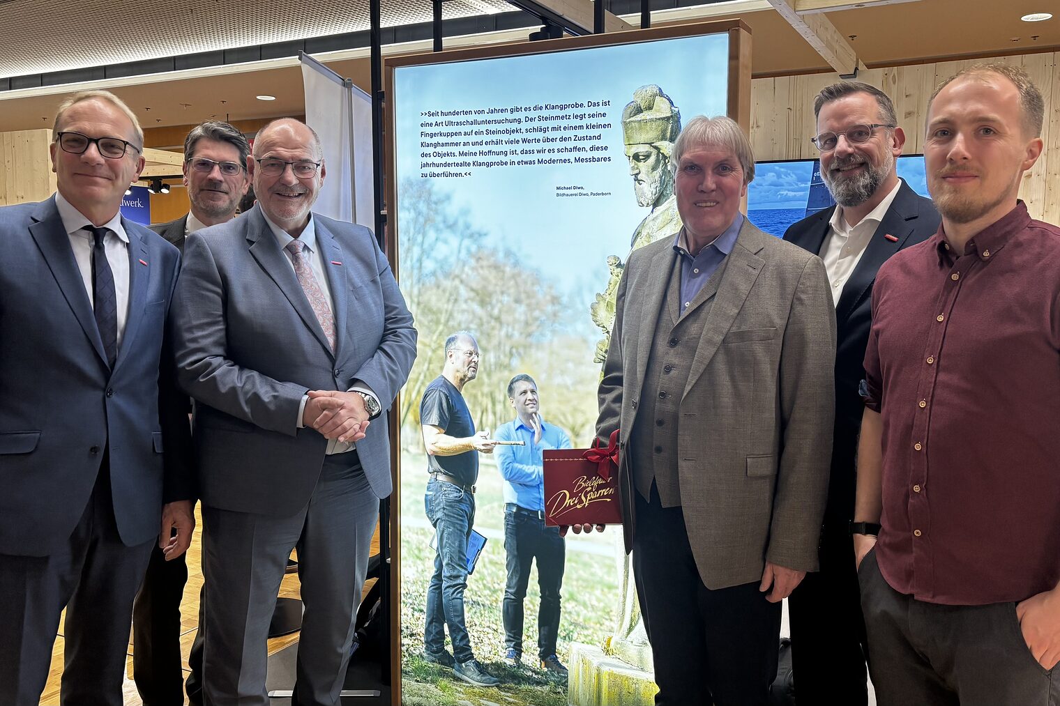 Gruppenbild mit dem Geschäftsführer und dem Präsidium der HWK OWL
