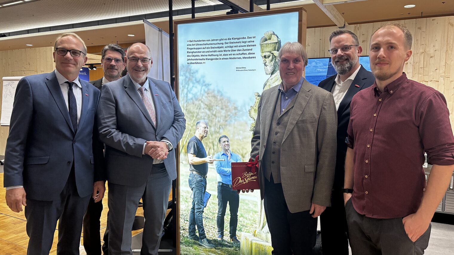 Gruppenbild mit dem Geschäftsführer und dem Präsidium der HWK OWL