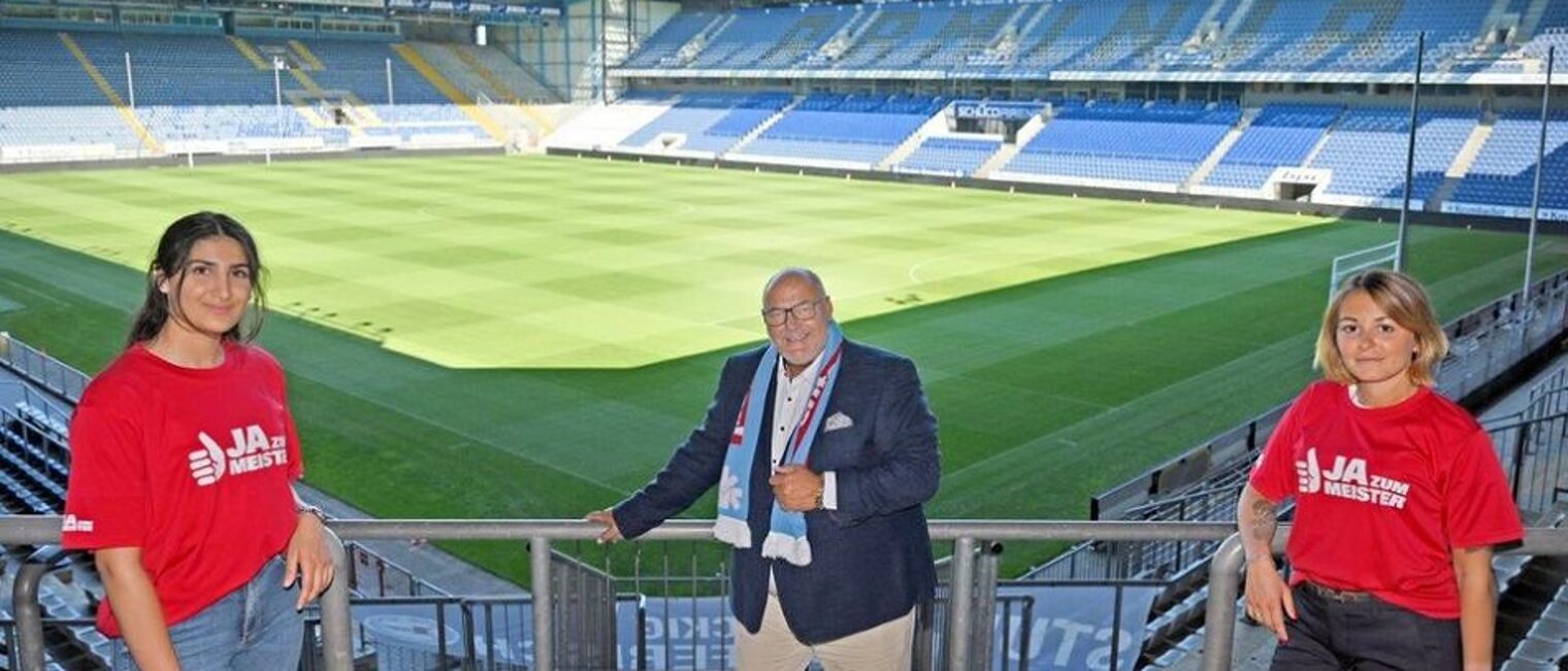 (v.l.) Ornina Yousef, Mitarbeiterin der Handwerkskammer, Peter Eul, Präsident der Handwerkskammer und Dachdeckermeisterin Eva-Lotte Palsbröker