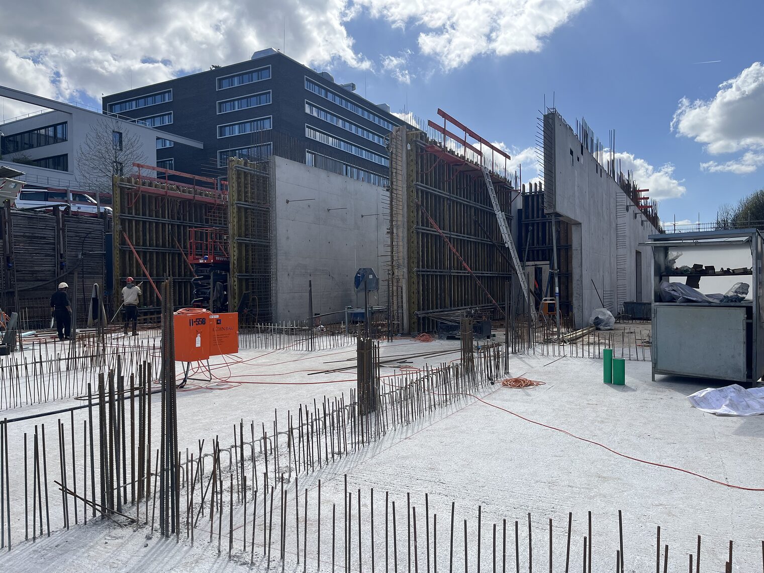 Hier ist das Gebäude 2 mit dem bestehenden Kammergebäude im Hintergrund. In Gebäude 2 kommt die Kfz-Mechatronik hinein.
