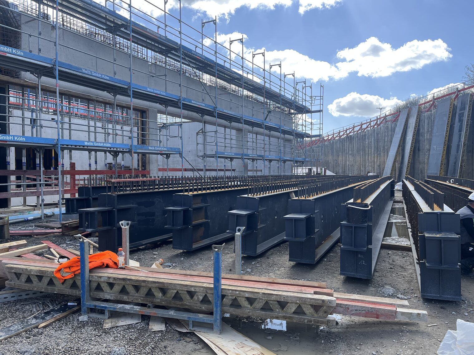 Hier sind die Stahlverbundträger, die für die erste Decke von Gebäude 2 verbaut werden.