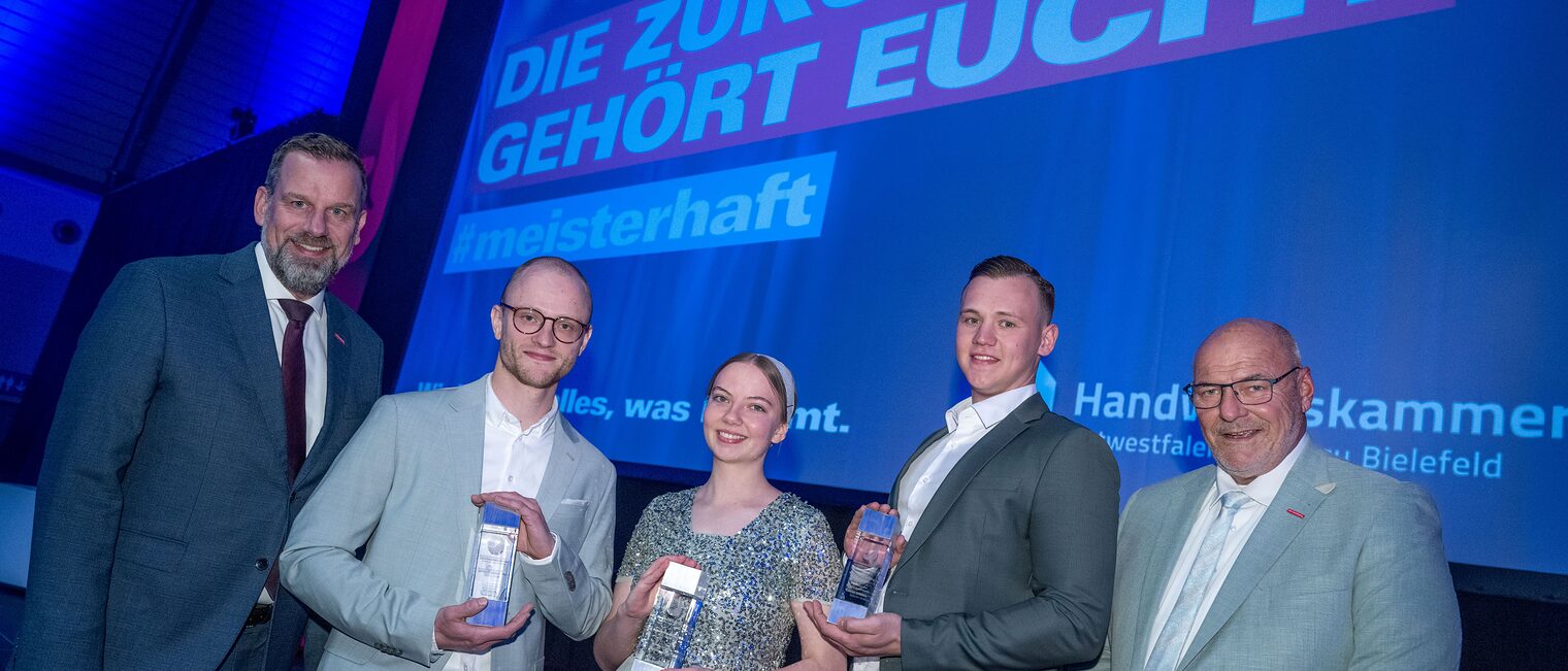 Dr. Jens Prager, Hauptgeschäftsführer der HWK OWL (l.), und Peter Eul, Präsident der HWK OWL (r.), freuen sich mit den Prüfungsbesten Johannes Teckentrup (2. v. l.), Dorothea Plett (Mitte) und Gabriel Driesner (2. v. r.).