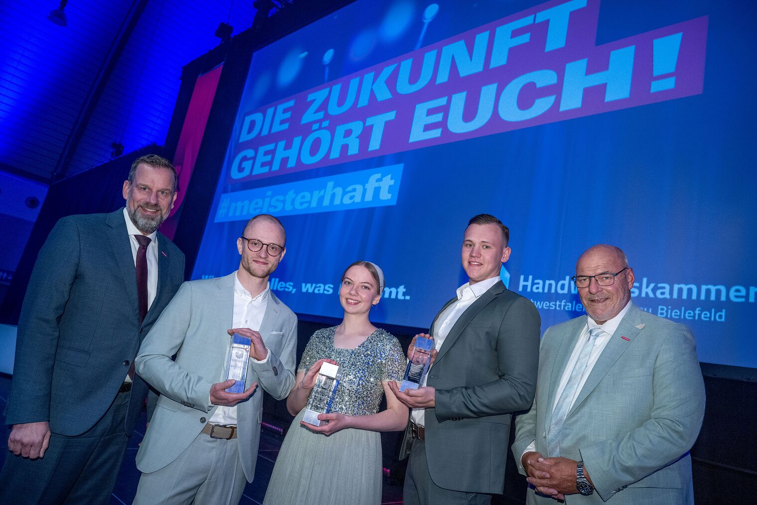 Dr. Jens Prager, Hauptgeschäftsführer der HWK OWL (l.), und Peter Eul, Präsident der HWK OWL (r.), freuen sich mit den Prüfungsbesten Johannes Teckentrup (2. v. l.), Dorothea Plett (Mitte) und Gabriel Driesner (2. v. r.).