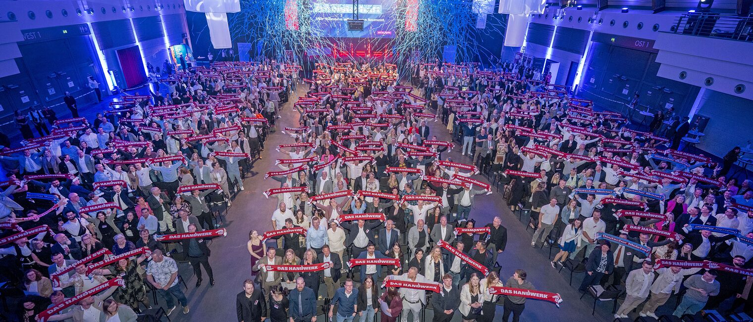 Rund 400 Meisterinnen und Meister, die 2025 ihre Prüfung abgelegten, haben inBielefeld ihren Meisterbrief erhalten 