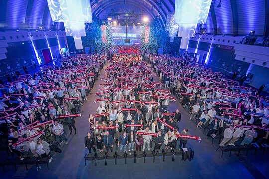 Rund 400 Meisterinnen und Meister, die 2025 ihre Prüfung abgelegten, haben inBielefeld ihren Meisterbrief erhalten 