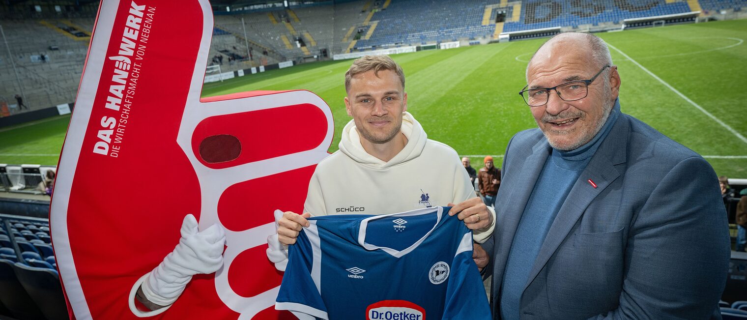Kammerpräsident Peter Eul trifft Tim Handwerker, Spieler bei Arminia Bielefeld und Pate der Kooperation zwischen DSC und HWK.