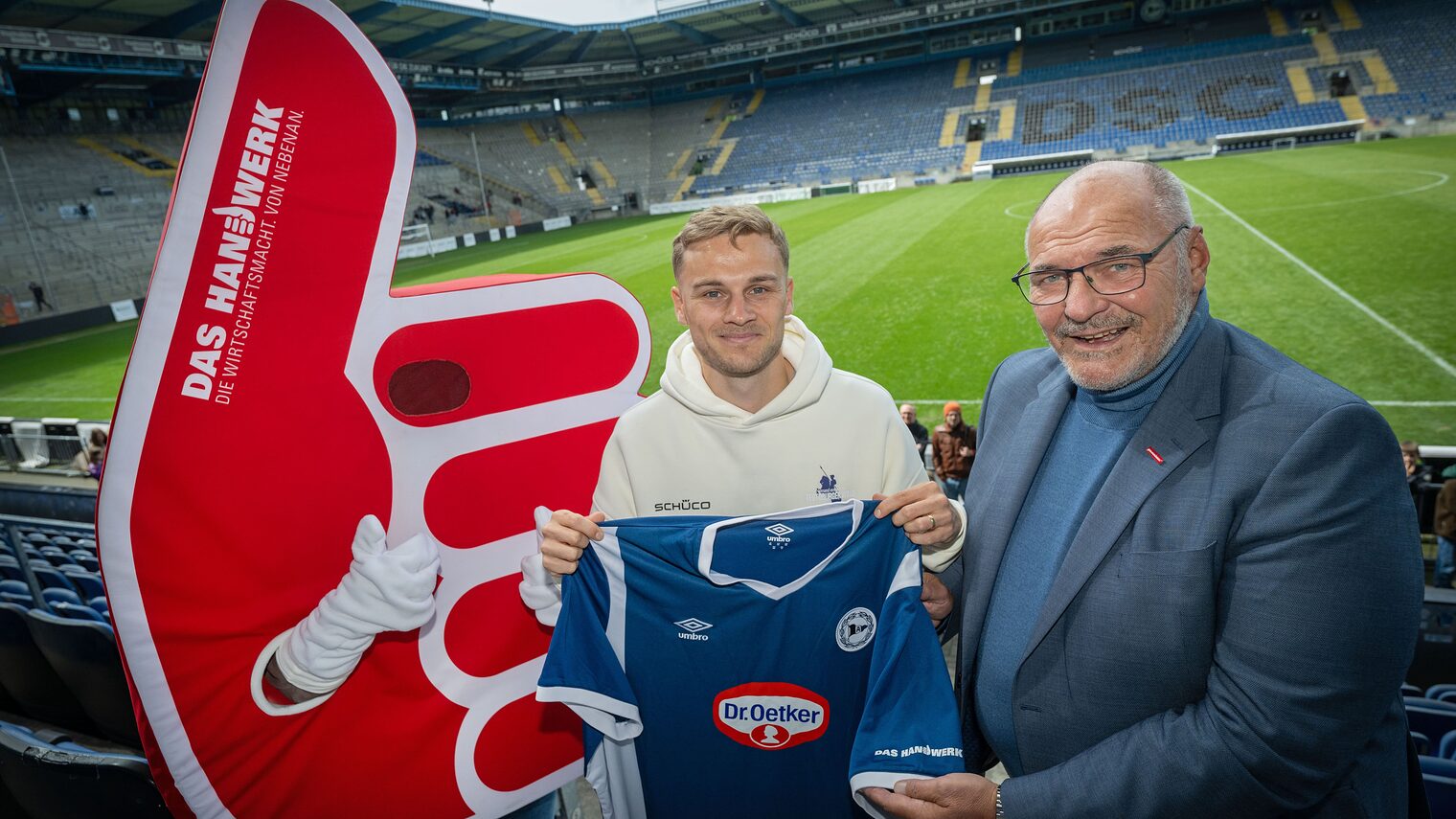 Kammerpräsident Peter Eul trifft Tim Handwerker, Spieler bei Arminia Bielefeld und Pate der Kooperation zwischen DSC und HWK.
