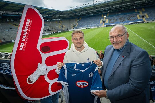 Kammerpräsident Peter Eul trifft Tim Handwerker, Spieler bei Arminia Bielefeld und Pate der Kooperation zwischen DSC und HWK.
