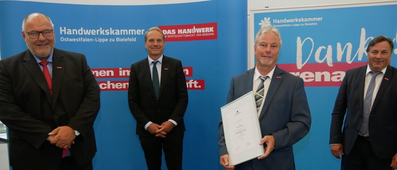 Peter Eul, Präsident der Handwerkskammer OWL, Heiner Dresrüsse, Vizepräsident der Arbeitgeberseite, Thomas Ölschläger und Ralf Noltemeyer, Vizepräsident der Arbeitnehmerseite