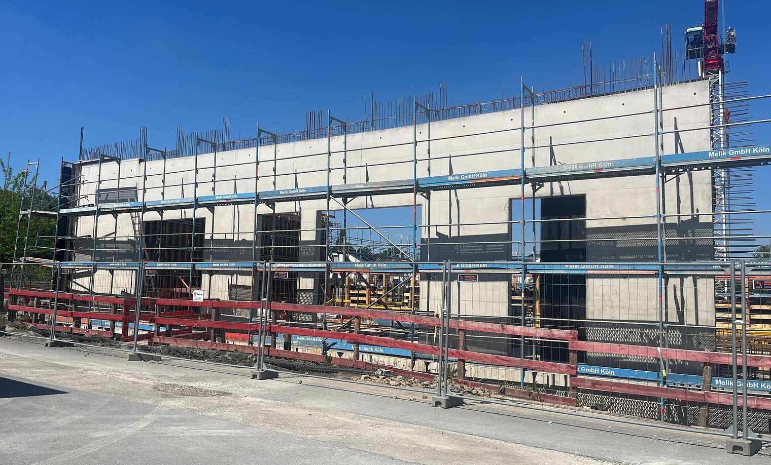 Der Rohbau von Gebäude 2 (Baugewerke) ist in vollem Gange, die erste Decke ist bald fertig.