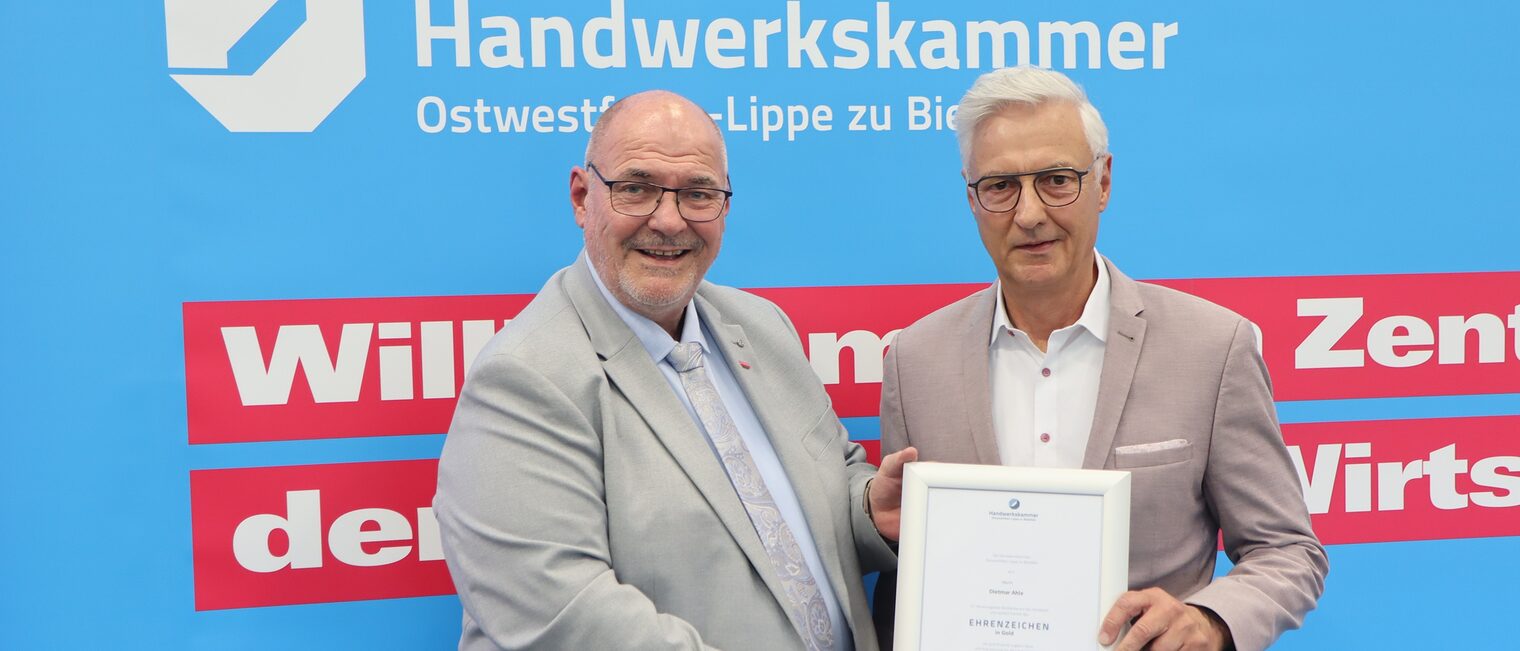 Dietmar Ahle erhält die goldene Ehrennadel von Peter Eul.