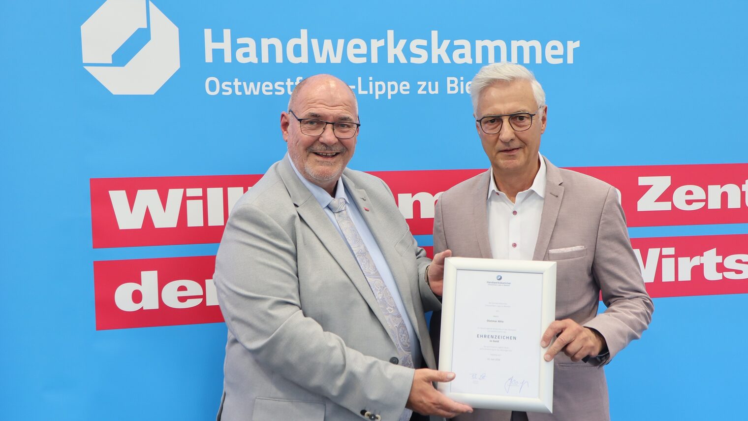 Dietmar Ahle erhält die goldene Ehrennadel von Peter Eul.