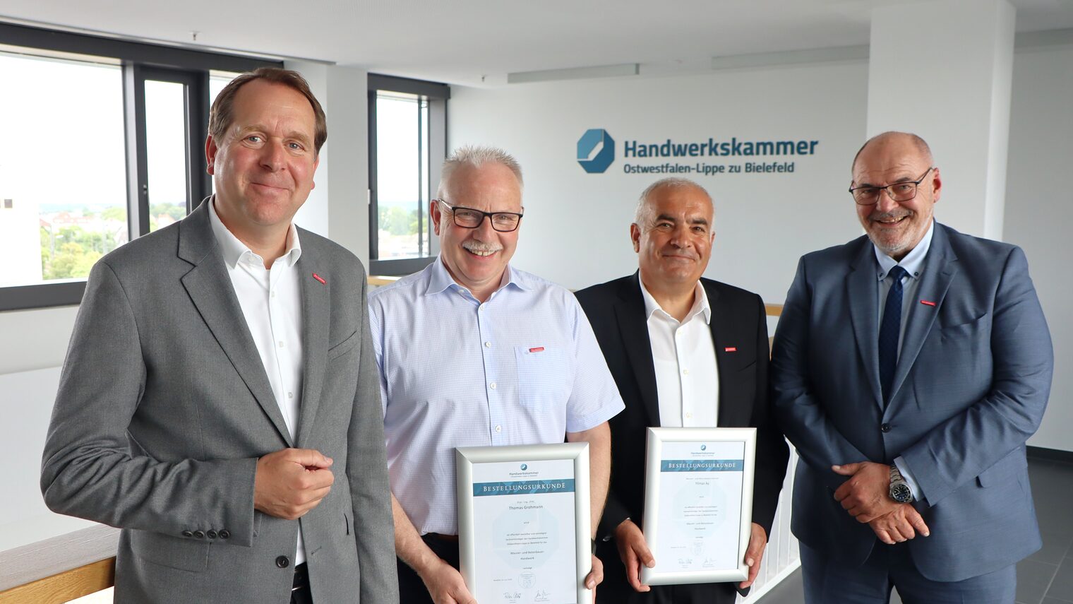 Die neuen Sachverständigen erhalten ihre Urkunden
