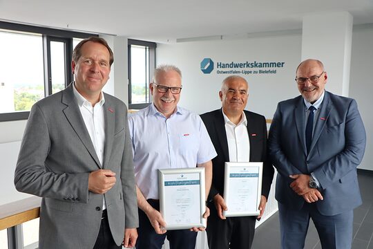 Die neuen Sachverständigen erhalten ihre Urkunden
