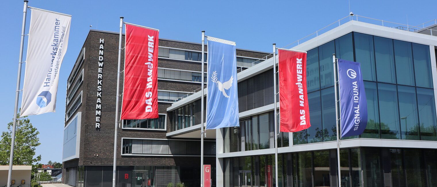 Die Fahnen der HWK von links nach rechts: HWK-Flagge, "Das Handwerk", Frieden, "Das Handwerk" und Signal Iduna.