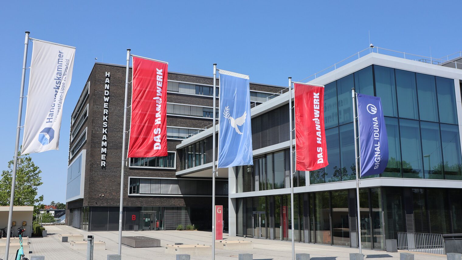 Die Fahnen der HWK von links nach rechts: HWK-Flagge, "Das Handwerk", Frieden, "Das Handwerk" und Signal Iduna.