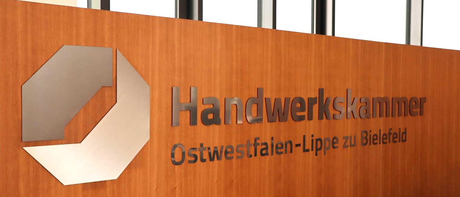 Das Kammerlogo am Empfangstresen im Foyer 