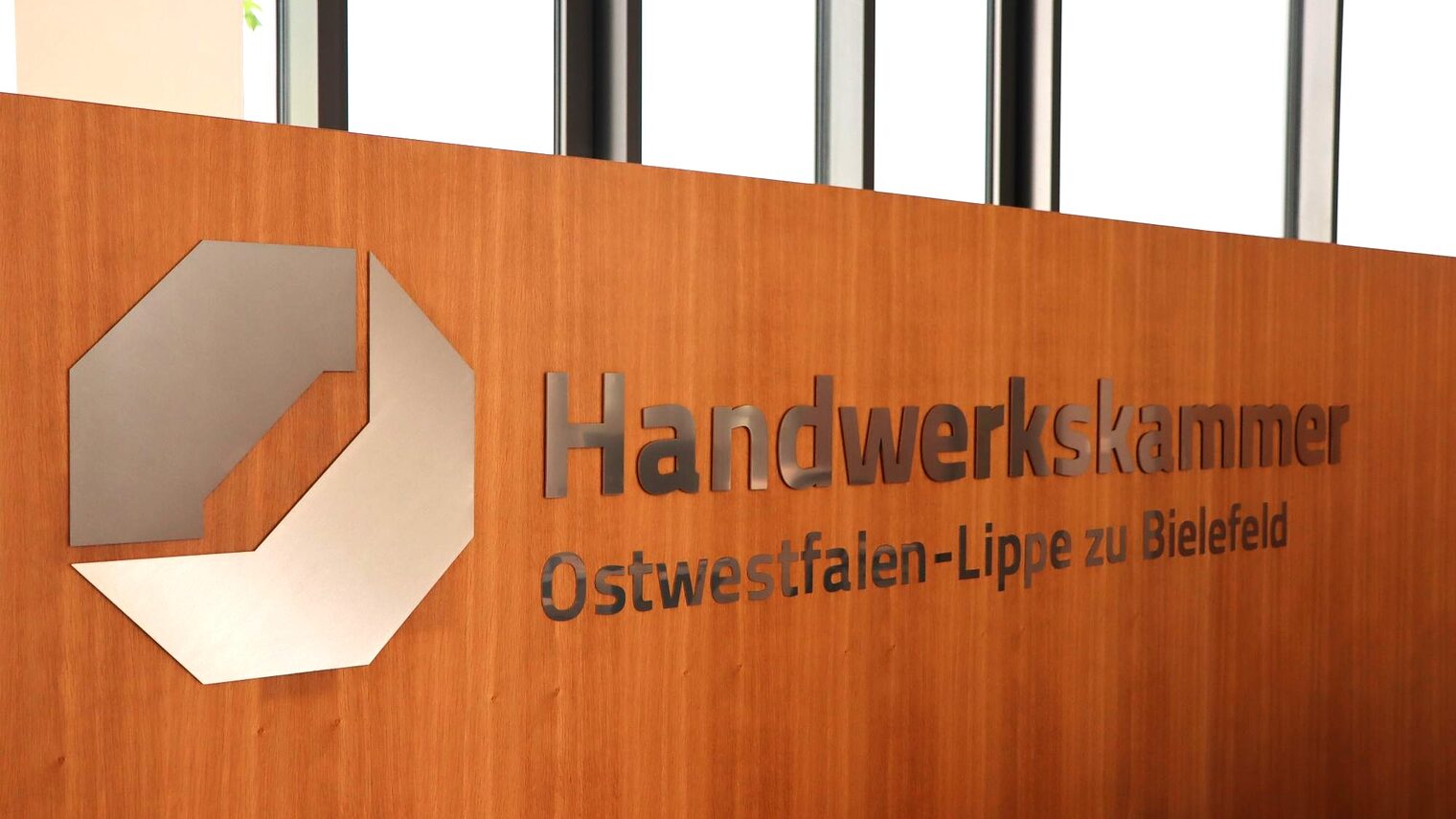 Das Kammerlogo am Empfangstresen im Foyer 