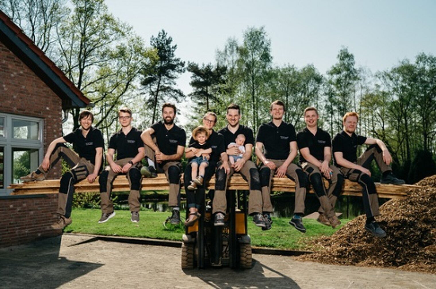 Tischlermeister Tim Brüggemann (4.v.r) mit seiner Familie und seinem Team. Das Bild wurde vor der Corona-Pandemie gemacht. 