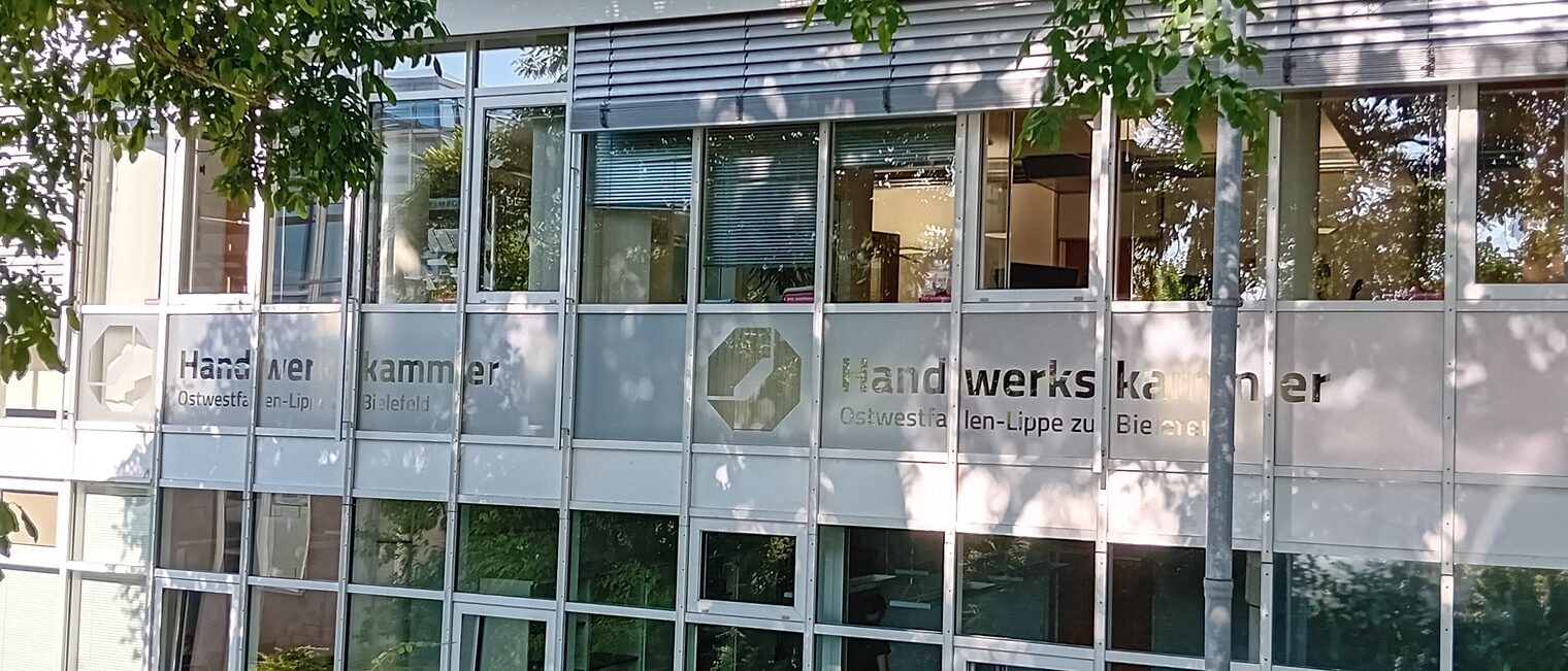 Das Logo der Handwerkskammer OWL am Fenster des Standortes Detmold.