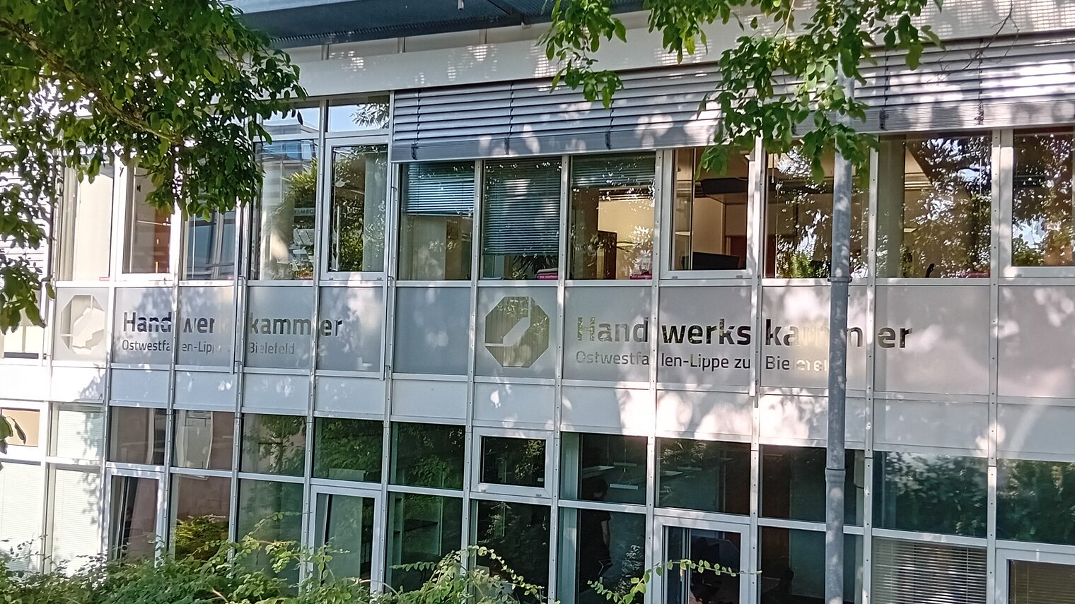 Das Logo der Handwerkskammer OWL am Fenster des Standortes Detmold.