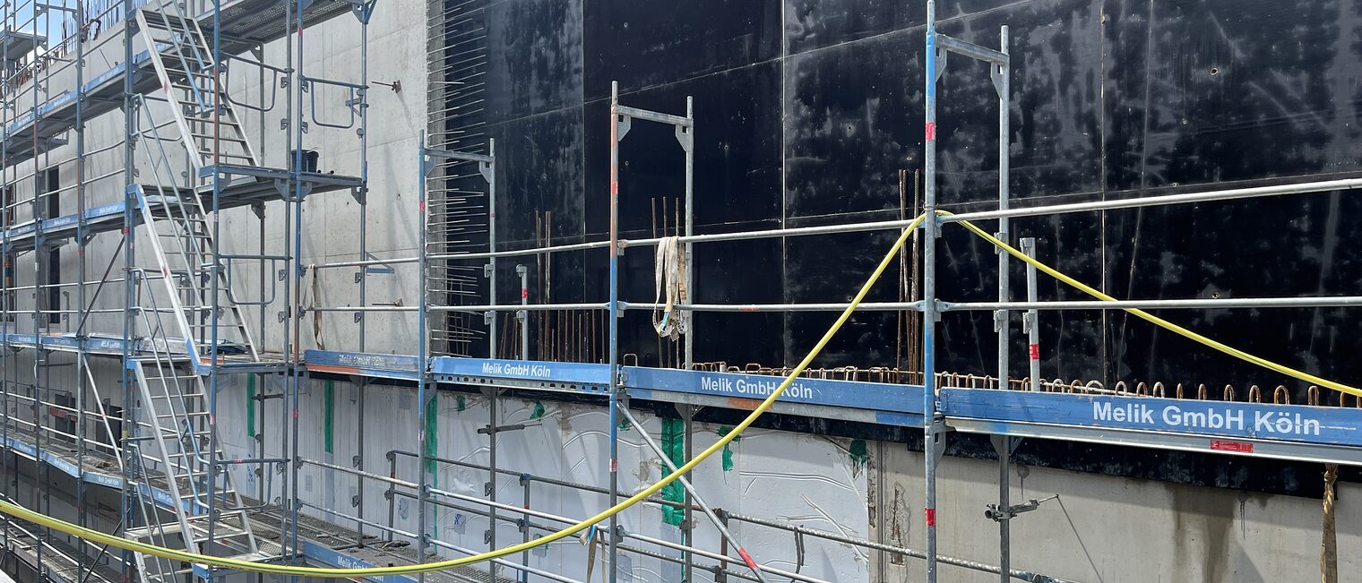 Der Rohbau von Gebäude 3 (Baugewerke) wird immer höher.