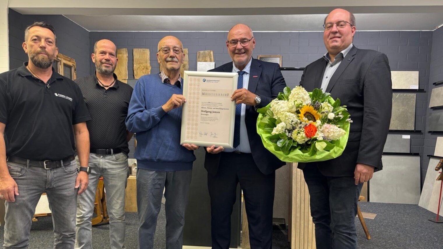Peter Eul mit dem Geehrten und weiteren Gästen der Feierstunde. 