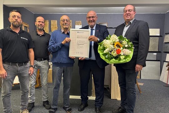 Peter Eul mit dem Geehrten und weiteren Gästen der Feierstunde. 
